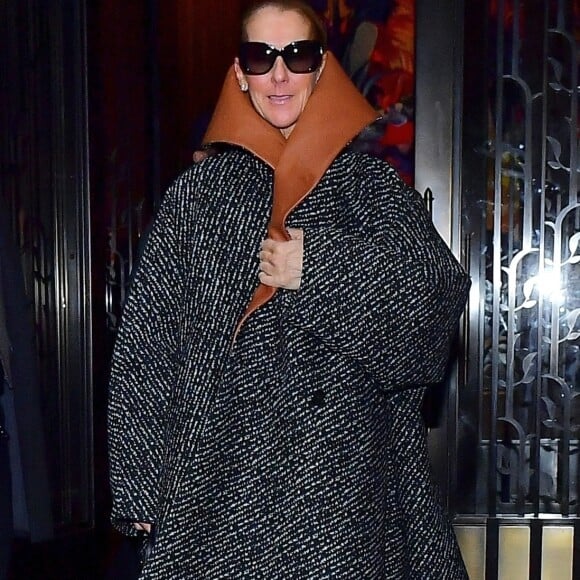 Céline Dion porte un manteau surdimensionné JW Anderson à New York City, New York, Etats-Unis, le 6 mars 2020. 
