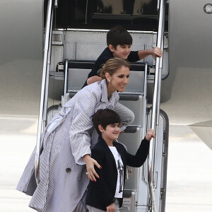 Celine Dion quitte l'hôtel Royal Monceau avec ses enfants et prend un jet privé au Bourget le 10 août 2017. 