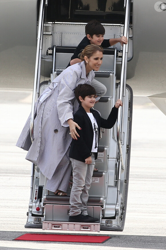 Celine Dion quitte l'hôtel Royal Monceau avec ses enfants et prend un jet privé au Bourget le 10 août 2017. 