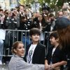 Celine Dion quitte l'hôtel Royal Monceau avec ses enfants et prend un jet privé au Bourget le 10 août 2017. 