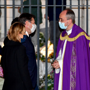 Le père Franklin Parmentier accueille Christian Estrosi et sa femme Laura Tenoudji Estrosi pour une messe de réparation puis une messe de la Toussaint célébrées par l'évêque de Nice, André Marceau, à la Basilique Notre Dame de l'Assomption, à Nice le 1er novembre 2020, où Vincent, Nadine et Simone ont été assassinés par un terroriste le jeudi 29 octobre en début de matinée. © Bruno Bebert / Bestimage