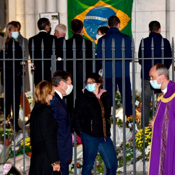 Le père Franklin Parmentier accueille Christian Estrosi et sa femme Laura Tenoudji Estrosi pour une messe de réparation puis une messe de la Toussaint célébrées par l'évêque de Nice, André Marceau, à la Basilique Notre Dame de l'Assomption, à Nice le 1er novembre 2020, où Vincent, Nadine et Simone ont été assassinés par un terroriste le jeudi 29 octobre en début de matinée. © Bruno Bebert / Bestimage