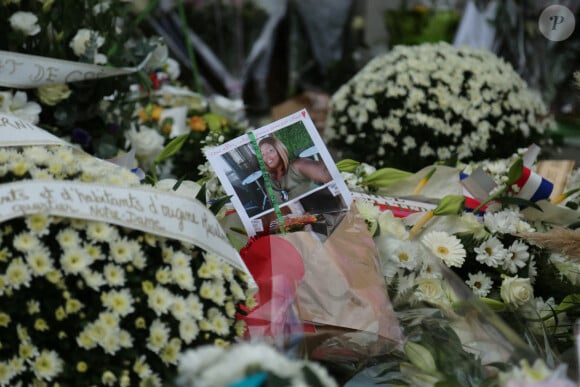 De nombreux citoyens, fidèles, habitants de la ville, sont venus se recueillir et déposer gerbes de fleurs et bougies pour rendre hommage aux trois victimes, assassinées lors de l'attentat en la basilique Notre-Dame de l'Assomption à Nice. Le 31 octobre 2020 © Louai Barakat - Imageslive / Zuma Press / Bestimage