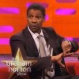 Denzel Washington montre son doigt désarticulé dans l'émission The Graham Norton Show, en 2014.