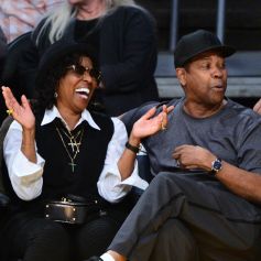 Denzel Washington et sa femme Pauletta - Des people en tribune lors du match des Lakers contre les Phoenix Suns à Los Angeles le 2 décembre 2018.