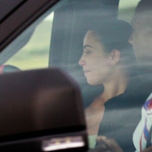 Exclusif - Premières photos de Kim Kardashian et son mari Kanye West ensemble à Cody depuis les rumeurs de divorce. Le couple est allé déjeuner au restaurant Wendy's fast food et semble se disputer dans la voiture, Kim semble pleurer.. Depuis qu'il a annoncé sa candidature à la prochaine élection présidentielle aux Etats-Unis, Kanye West s'est attiré les foudres de ses proches. Lors de son premier meeting totalement surréaliste, le rappeur a fait d'atroces révélations sur sa famille. Et si Kim Kardashian a pris la parole pour soutenir son mari, qui souffre de bipolarité, rien n'irait plus entre eux. Le 27 juillet 2020