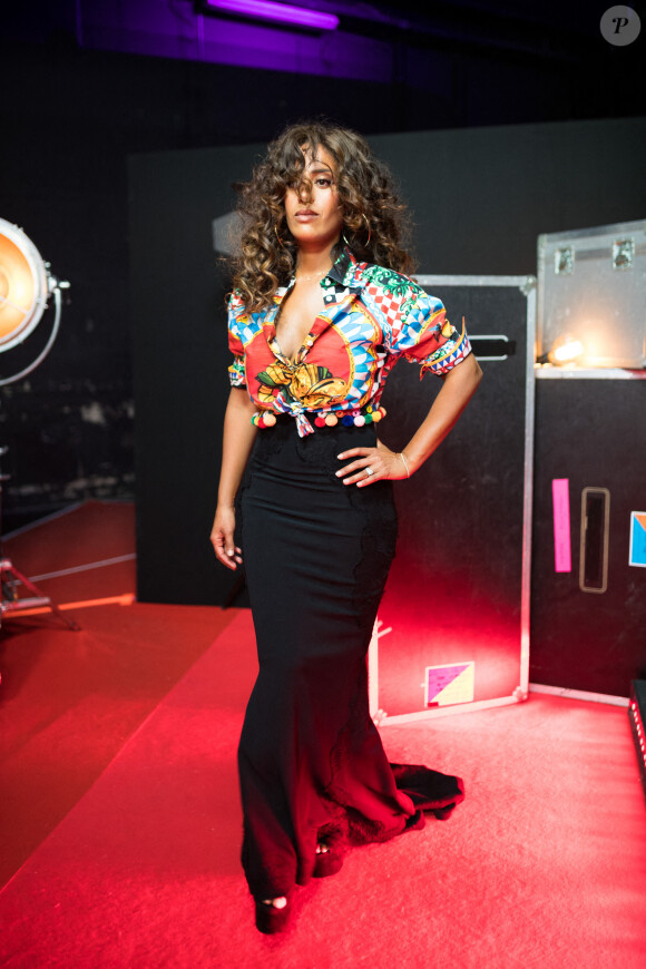 Exclusif - Amel Bent - Backstage de l'enregistrement de l'émission "300 Choeurs chantent Dassin" à Paris, qui sera diffusée le 16 octobre sur France 3. Le divertissement musical "300 Choeurs" fait sa rentrée avec une émission 100 % inédite consacrée à l'un des artistes les plus populaires dans les années 70, Joe Dassin. Toute la soirée, plusieurs générations d'artistes s'associeront aux plus beaux choeurs français pour reprendre à leurs côtés les plus grandes chansons de du chanteur dans des versions créées spécialement pour l'émission. Le 15 septembre 2020 © Tiziano Da Silva / Bestimage