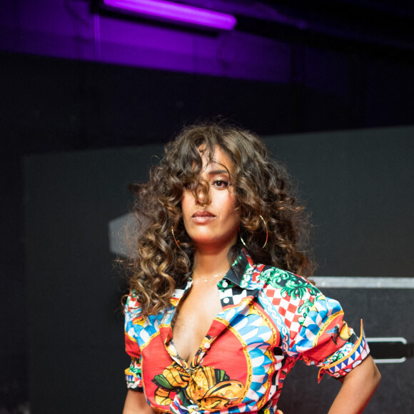 Exclusif - Amel Bent - Backstage de l'enregistrement de l'émission "300 Choeurs chantent Dassin" à Paris, qui sera diffusée le 16 octobre sur France 3. Le divertissement musical "300 Choeurs" fait sa rentrée avec une émission 100 % inédite consacrée à l'un des artistes les plus populaires dans les années 70, Joe Dassin. Toute la soirée, plusieurs générations d'artistes s'associeront aux plus beaux choeurs français pour reprendre à leurs côtés les plus grandes chansons de du chanteur dans des versions créées spécialement pour l'émission. Le 15 septembre 2020 © Tiziano Da Silva / Bestimage