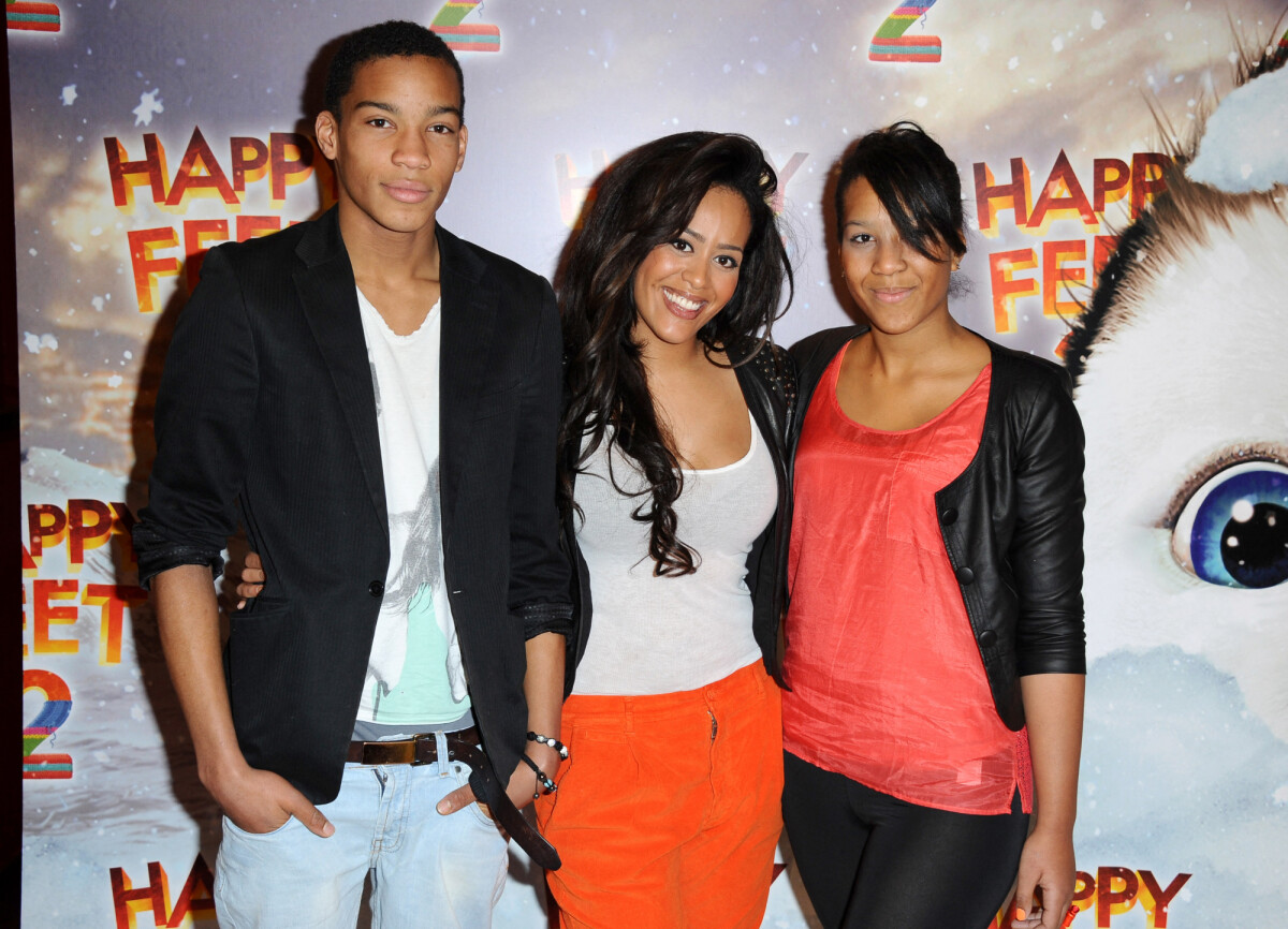 Photo Amel Bent entourée de son frère Ylies et sa soeur Melissa avantpremière du film Photo Amel Bent entourée de son frère Ylies et sa soeur Melissa avantpremière du film