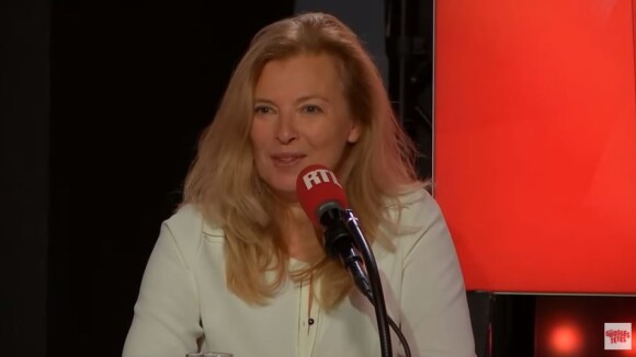 Valérie Trierweiler répond à une question sur François Hollande dans Les Grosses Têtes sur RTL.