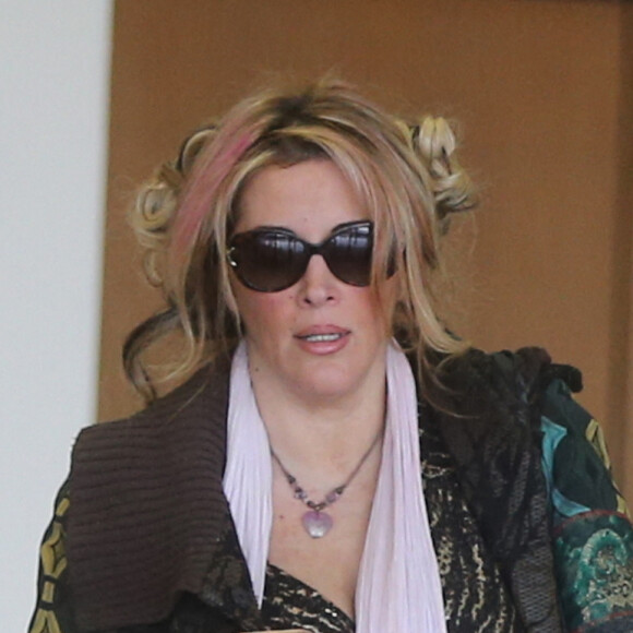 Exclusif - Loana Petrucciani très amincie, prend l'avion à Orly en toute discrétion pour rejoindre l'émission de téléréalité "La Villa des Coeurs Brisés 4" en République Dominicaine à Punta Cana le 23 mars 2018. L'émission sera diffusée prochainement sur TFX. Loana est attendue par Lucie, la Love Coach, pour résoudre une problématique amoureuse.