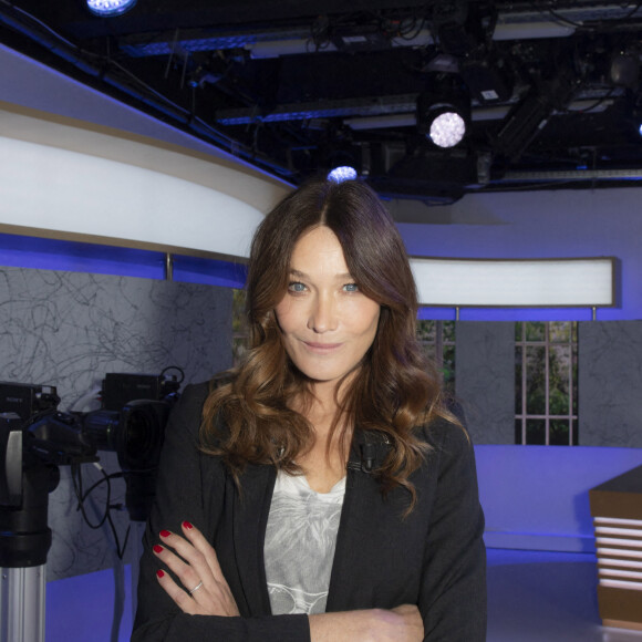 Exclusif - Carla Bruni-Sarkozy - Enregistrement de l'émission Clique, présentée par Mouloud Achour, et diffusée sur Canal Plus dimanche 18 Octobre 2020, avec pour invité Carla Bruni-Sarkozy, et la présence du nouveau chroniqueur Oxmo Puccino . - Paris le 16/10/2020 - © Jack Tribeca / Bestimage