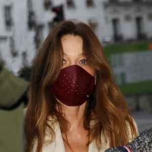 Carla Bruni Sarkozy arrive à la radio RTL pour la promotion de son nouvel album éponyme le 8 octobre 2020.