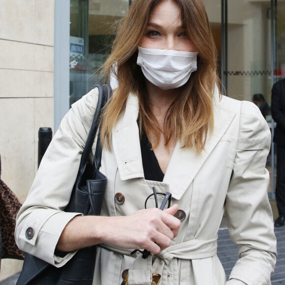 Carla Bruni Sarkozy arrive à la radio RTL pour la promotion de son nouvel album éponyme le 8 octobre 2020.