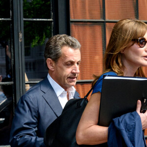 Exclusif - No Web - Carla Bruni-Sarkozy et son mari l'ancien Président Nicolas Sarkozy quittent un hôtel de New York le 14 juin 2017. Carla Bruni-Sarkozy a chanté la veille, le 13 juin 2017 des extraits de son nouvel album " French Touch " dans le club de jazz " Le Poisson rouge " dans le quartier de Greenwich.
