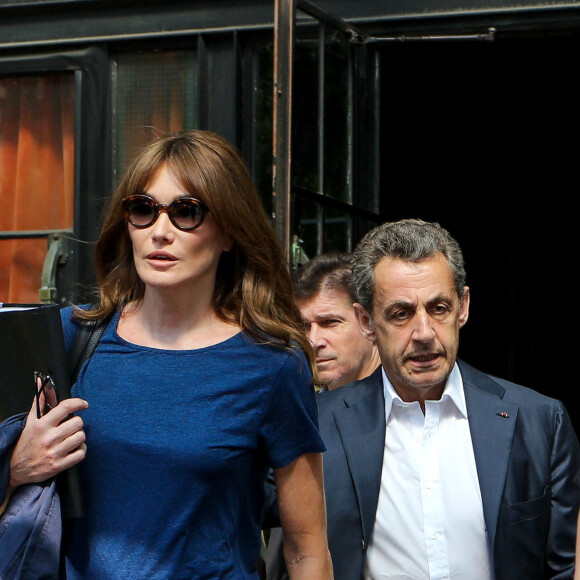 Carla Bruni-Sarkozy et son mari l'ancien Président Nicolas Sarkozy quittent un hôtel de New York le 14 juin 2017. Carla Bruni-Sarkozy a chanté la veille, le 13 juin 2017 des extraits de son nouvel album " French Touch " dans le club de jazz " Le Poisson rouge " dans le quartier de Greenwich.