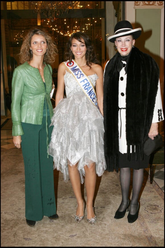 Sylvie Tellier, Rachel Legrain-Trapani et Geneviève de Fontenay à Paris en décembre 2006.