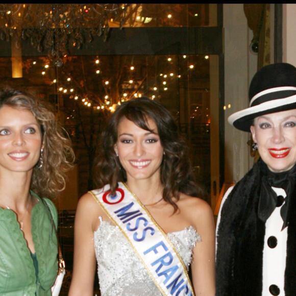 Sylvie Tellier, Rachel Legrain-Trapani et Geneviève de Fontenay à Paris en décembre 2006.