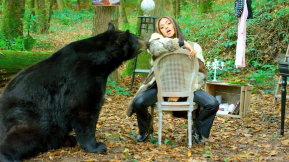 Wejdene avec un ours dans le clip de la chanson "16".