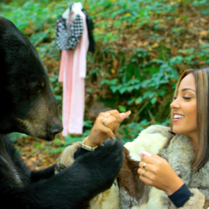 Wejdene dans le clip de la chanson "16". Novembre 2020.