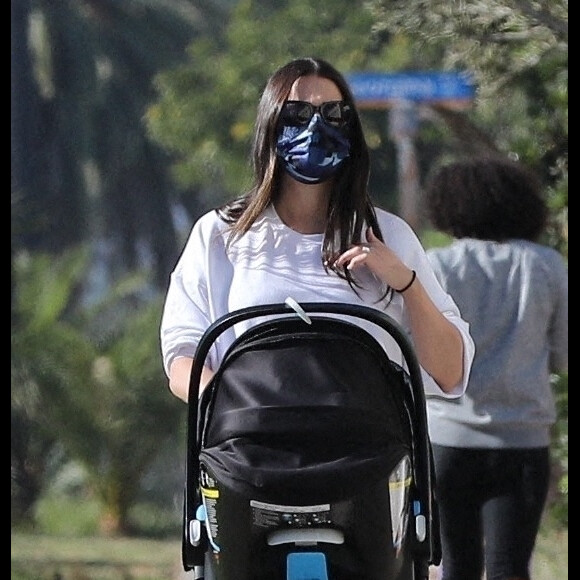Exclusif - Lea Michele et son mari Zandy Reich promènent leur fils Ever Leo en poussette dans les rues de Santa Monica, Los Angeles, le 2 novembre 2020. Ils discutent avec une amie sur le chemin.