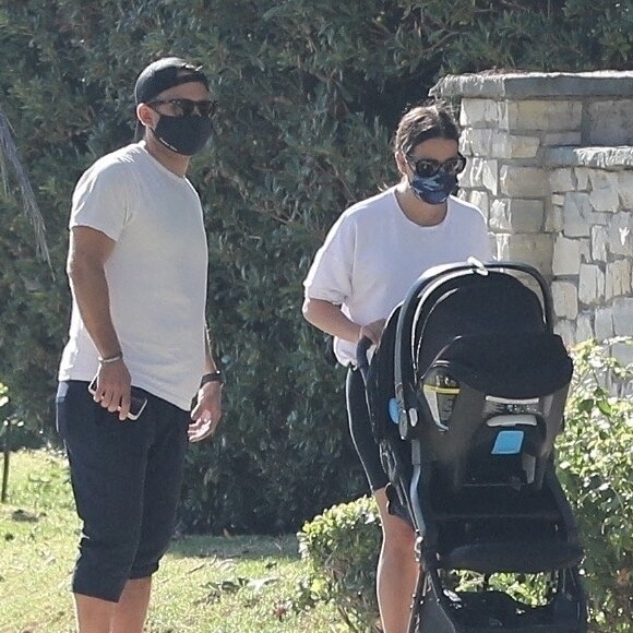 Exclusif - Lea Michele et son mari Zandy Reich promènent leur fils Ever Leo en poussette dans les rues de Santa Monica, Los Angeles, le 2 novembre 2020. Ils discutent avec une amie sur le chemin.