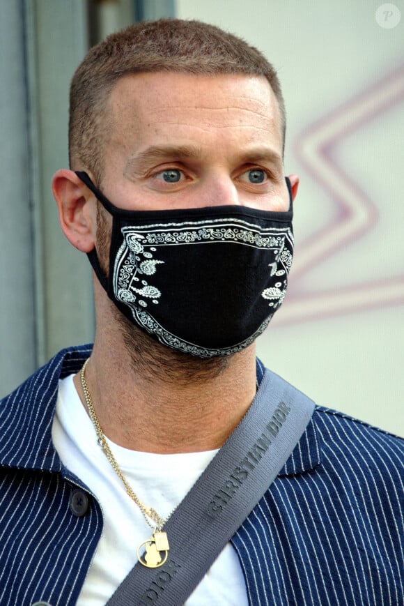 Matt Pokora à la sortie des studios NRJ à Paris le 3 juillet 2020. Il porte un masque pour se protéger de l'épidémie de Coronavirus (Covid-19). © Justine Sacreze / Bestimage 