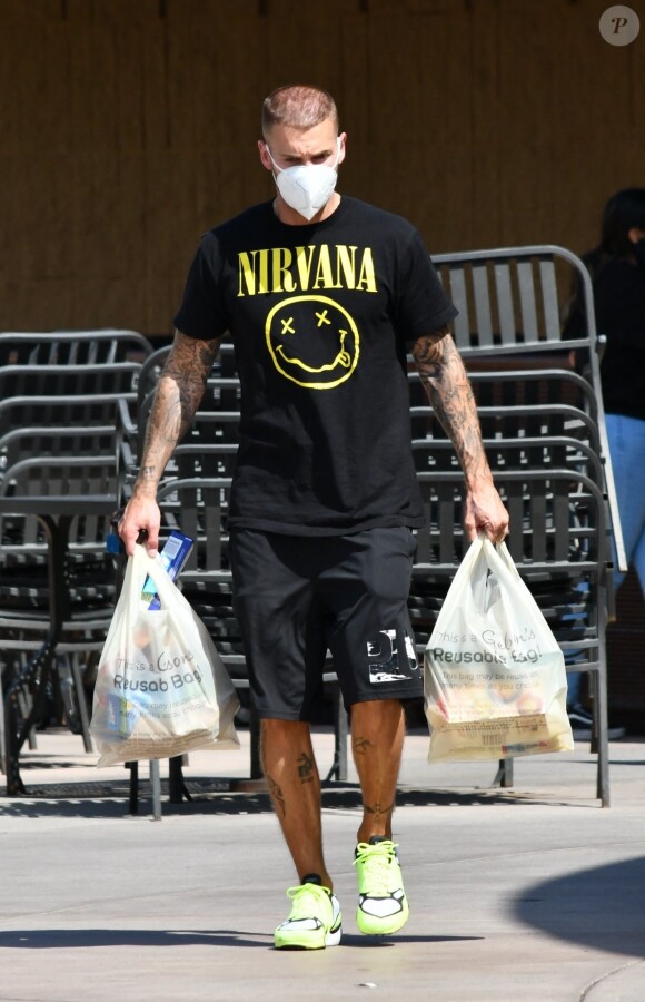 Le chanteur de 34 ans, Matt Pokora, muni d'un masque de protection contre le coronavirus (Covid-19) et vêtu d'un tee-shirt du groupe de rock "Nirvana", a fait quelques provisions dans un supermarché de Los Angeles. Le 6 juin 2020. 