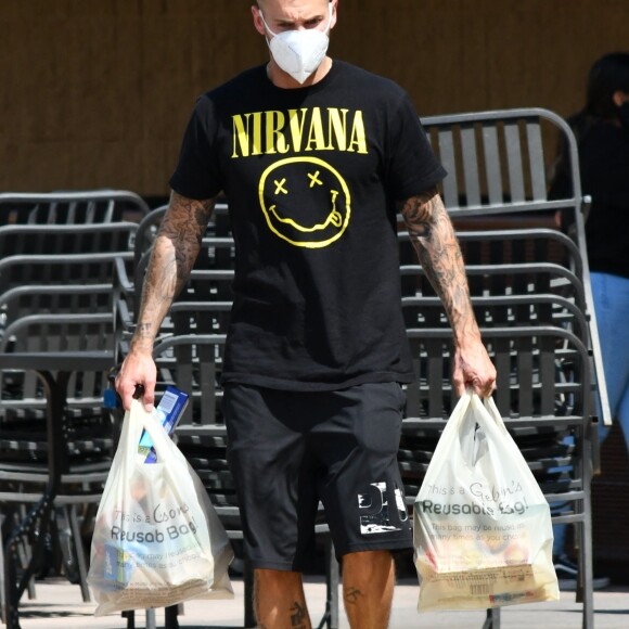 Le chanteur de 34 ans, Matt Pokora, muni d'un masque de protection contre le coronavirus (Covid-19) et vêtu d'un tee-shirt du groupe de rock "Nirvana", a fait quelques provisions dans un supermarché de Los Angeles. Le 6 juin 2020. 