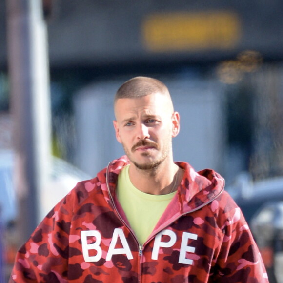 Matt Pokora (M. Pokora) se promène dans les rues de Los Angeles le 3 février 2020. 