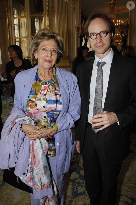 Nelly Kaplan, Eric Garandeau, président du CNC - Remise de décorations au Ministère de la culture et de la communication à Paris. Le 28 mars 2012.