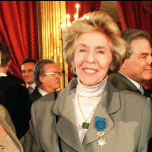 Line Renaud, Nelly Kaplan et Jacques Pessis - Nelly Kaplan reçoit les insignes de Chevalier de l'ordre national du mérite à l'Elysée. Paris.