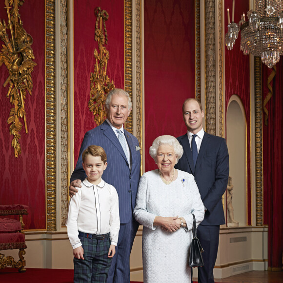 La reine Elisabeth II d'Angleterre, Le prince Charles, prince de Galles, Le prince William, duc de Cambridge, Le prince George de Cambridge au palais de Buckingham en décembre 2019. © Ranald Mackechnie via Bestimage