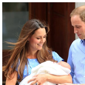 Le prince William et Kate Middleton, duchesse de Cambridge quittent l'hopital St-Mary avec leur fils George de Cambridge a Londres le 23 juillet 2013.