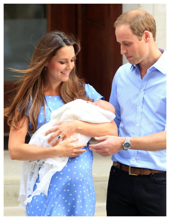 Le prince William et Kate Middleton, duchesse de Cambridge quittent l'hopital St-Mary avec leur fils George de Cambridge a Londres le 23 juillet 2013.