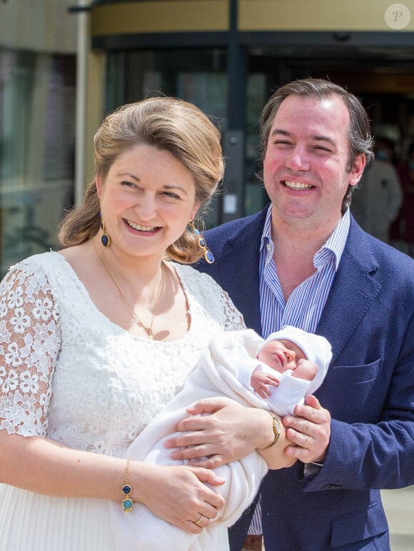 Guillaume et Stephanie de Luxembourg présentent leur fils Charles à la sortie de la Maternité Grande Duchesse Charlotte le 13 mai 2020.