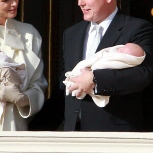 La princesse Charlène, avec la princesse Gabriella, et le prince Albert II, avec le prince héréditaire Jacques de Monaco - Présentation de la princesse Gabriella et du prince Jacques de Monaco au balcon du palais princier de Monaco, le 7 janvier 2015.