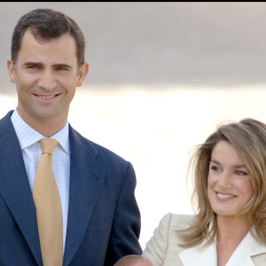 Le prince Felipe et son épouse Letizia présentent leur fille, la princesse Leonor, en 2005.