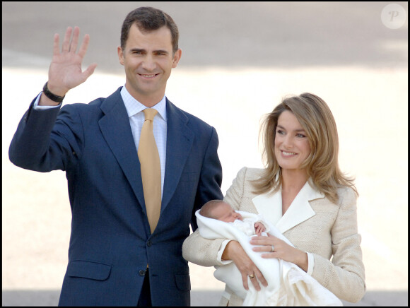 Le prince Felipe et son épouse Letizia présentent leur fille, la princesse Leonor, en 2005.