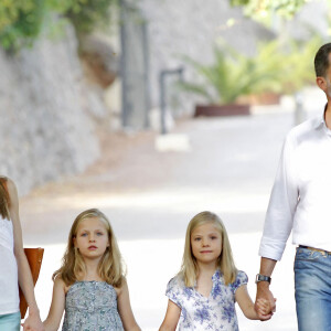 Le Prince Felipe et la princesse Letizia d'Espagne visitent le parc animalier "La Granja de Esporles" avec leurs filles Leonor et Sofia lors de leur vacances a Majorque, le 5 aout 2013.