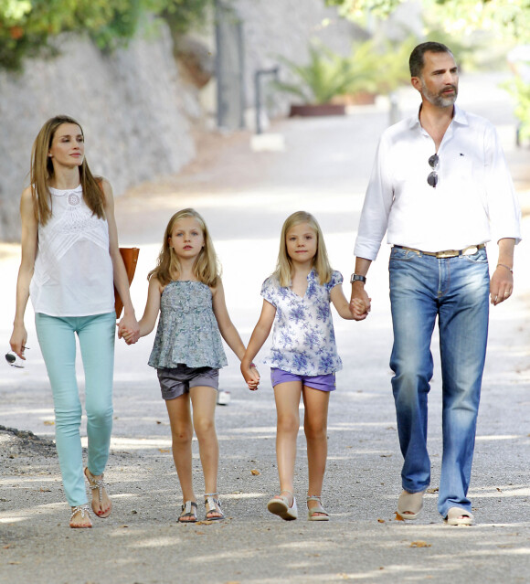 Le Prince Felipe et la princesse Letizia d'Espagne visitent le parc animalier "La Granja de Esporles" avec leurs filles Leonor et Sofia lors de leur vacances a Majorque, le 5 aout 2013.
