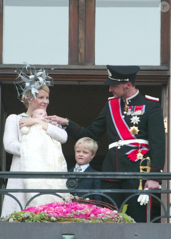 La princesse Mette-Marit, la princesse Ingrid Alexandra, le prince Haakon et Marius, le fils aîné de Mette-Marit, au palais royal d'Oslo, en 2004.