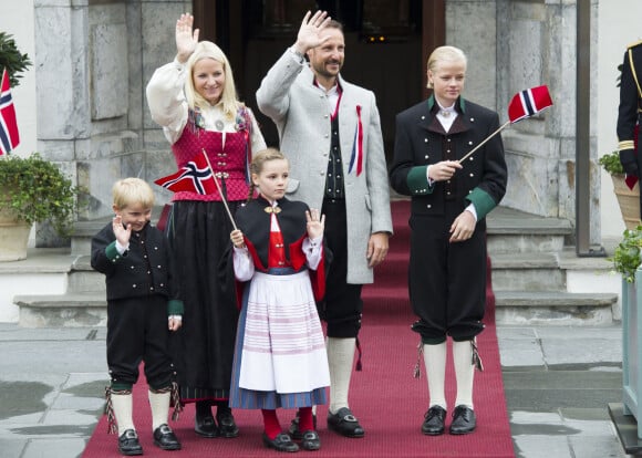 Le prince Haakon, la princesse Mette-Marit et leurs enfants, la princesse Ingrid Alexandra, le prince Sverre et Marius, le fils aîné de Mette-Marit, Marius, le 17 mai 2012 à Asker, pour la Fête nationale norvégienne.