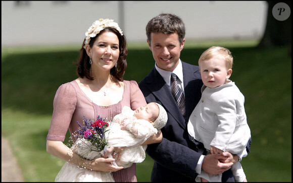 La princesse Mary et le prince Frederik de Danemark avec leurs enfants, le prince Christian, la princesse Isabella, en 2007.