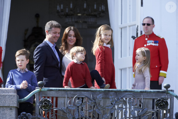 Le prince Christian, le prince Frederik, la princesse Mary, le prince Vincent, la princesse Isabella et la princesse Josephine réunis pour fêter en famille les 74 ans de la reine Margrethe II de Danemark au palais Marselisborg, à Aarhus, le 16 avril 2014.