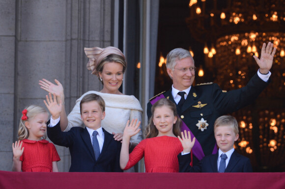 Le roi Philippe, la reine Mathilde de Belgique et leurs enfants, la princesse Eleonore, le prince Gabriel, la princesse Elisabeth et le prince Emmanuel - La famille royale de Belgique salue la foule depuis le balcon du palais a Bruxelles, apres l'intronisation du roi Philippe. Le 21 juillet 2013