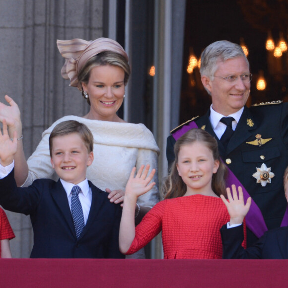 Le roi Philippe, la reine Mathilde de Belgique et leurs enfants, la princesse Eleonore, le prince Gabriel, la princesse Elisabeth et le prince Emmanuel - La famille royale de Belgique salue la foule depuis le balcon du palais a Bruxelles, apres l'intronisation du roi Philippe. Le 21 juillet 2013