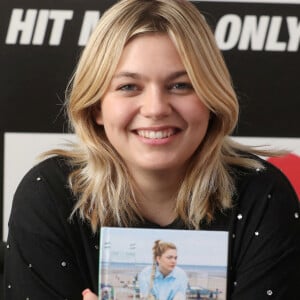 Exclusif -Louane a présenté son dernier album " Joie de vivre ", jouer un morceau au piano Nice.