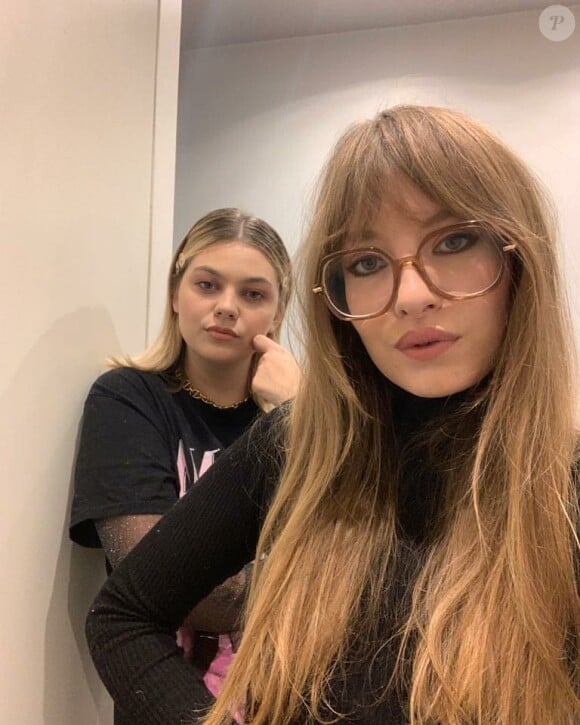 Louane présente sa copine Elise sur Instagram le 13 novembre 2020. Certains internautes lui trouvent une ressemblance avec Arielle Dombasle.