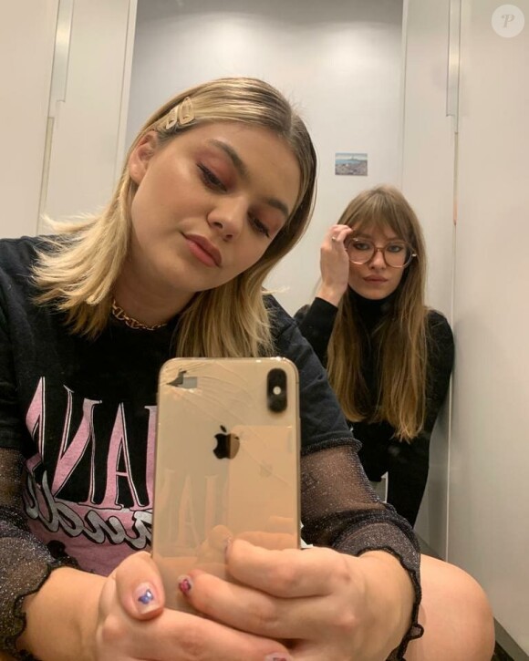 Louane présente sa copine Elise sur Instagram le 13 novembre 2020. Certains internautes lui trouvent une ressemblance avec Arielle Dombasle.